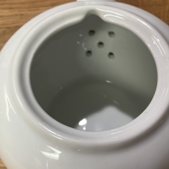 Vintage Cordon Bleu white porcelain teapot 32oz - Picture 7 of 8